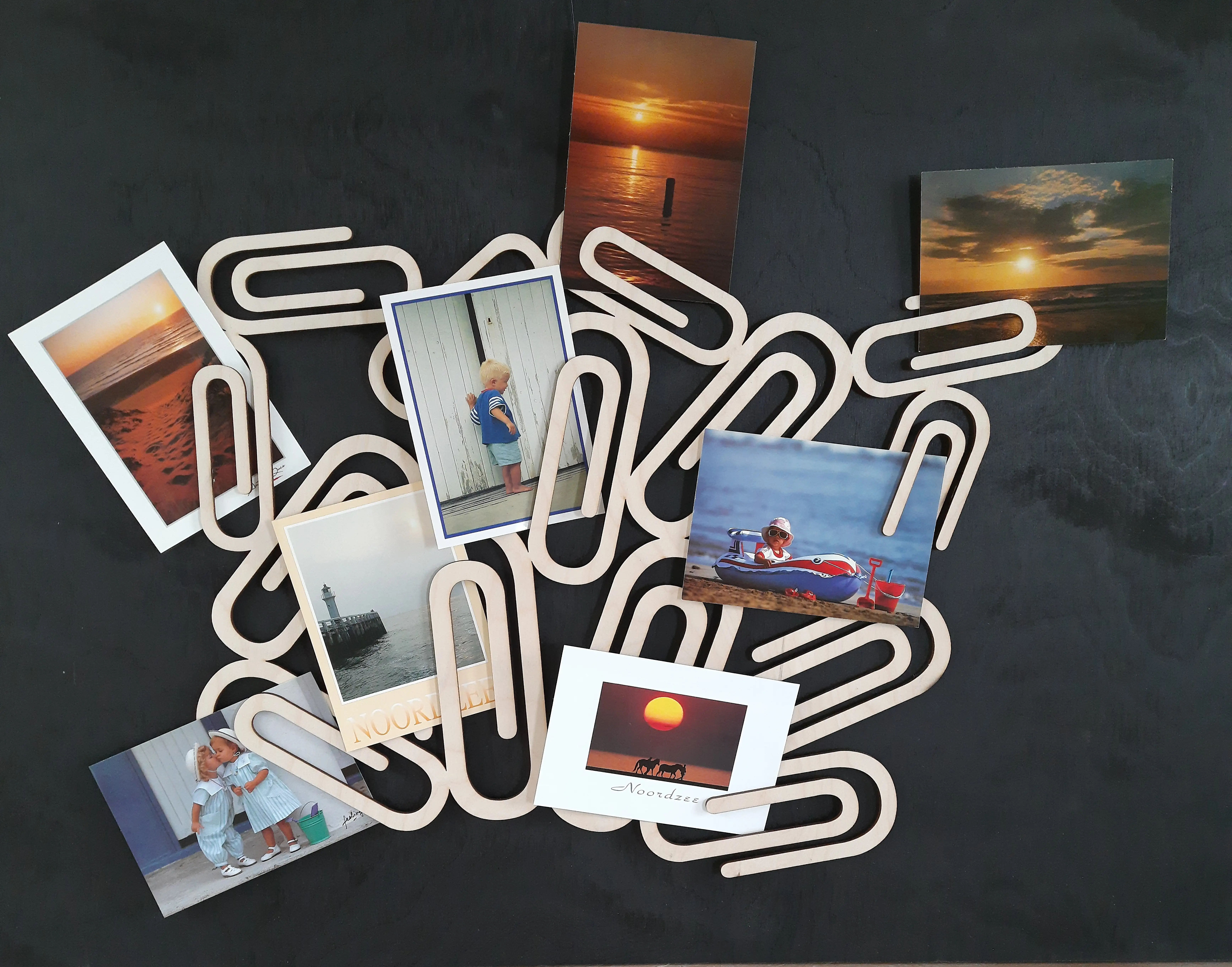 paperclips in hout gesneden zodat je er foto's mee kan ophangen
