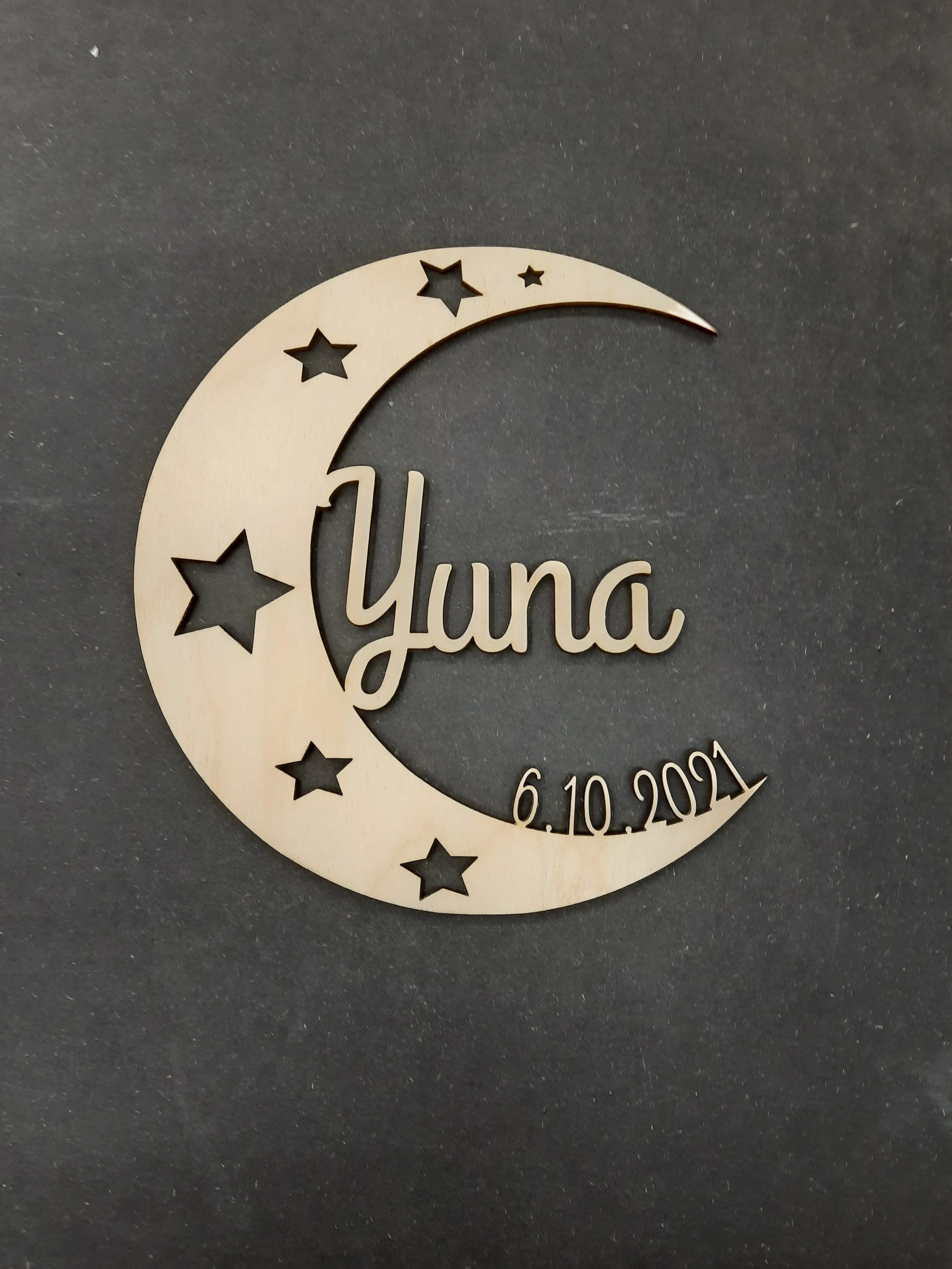 houtsnijwerk in triplex: maan met naam in verwerkt