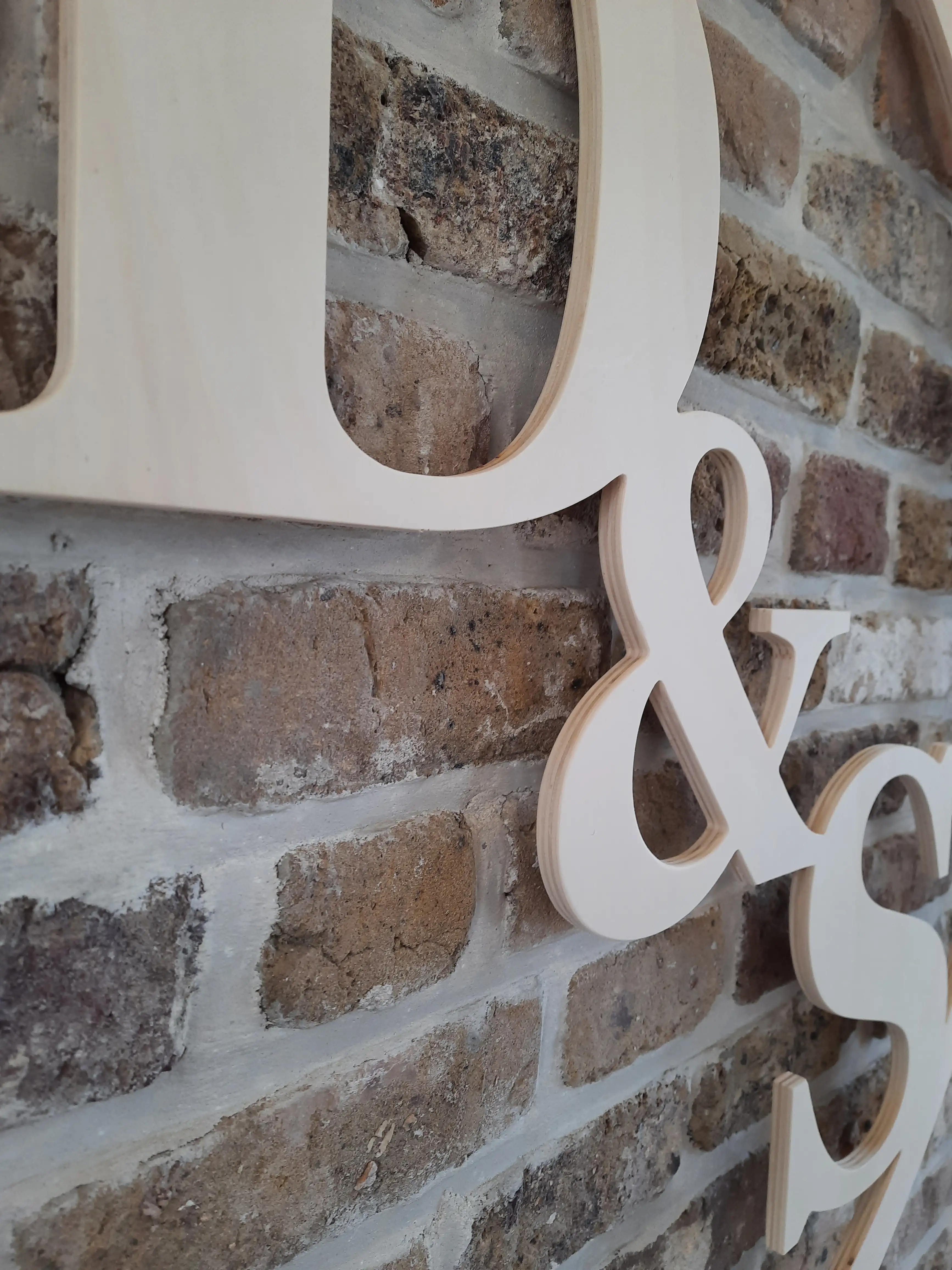 Een detail van dit freeswerk.