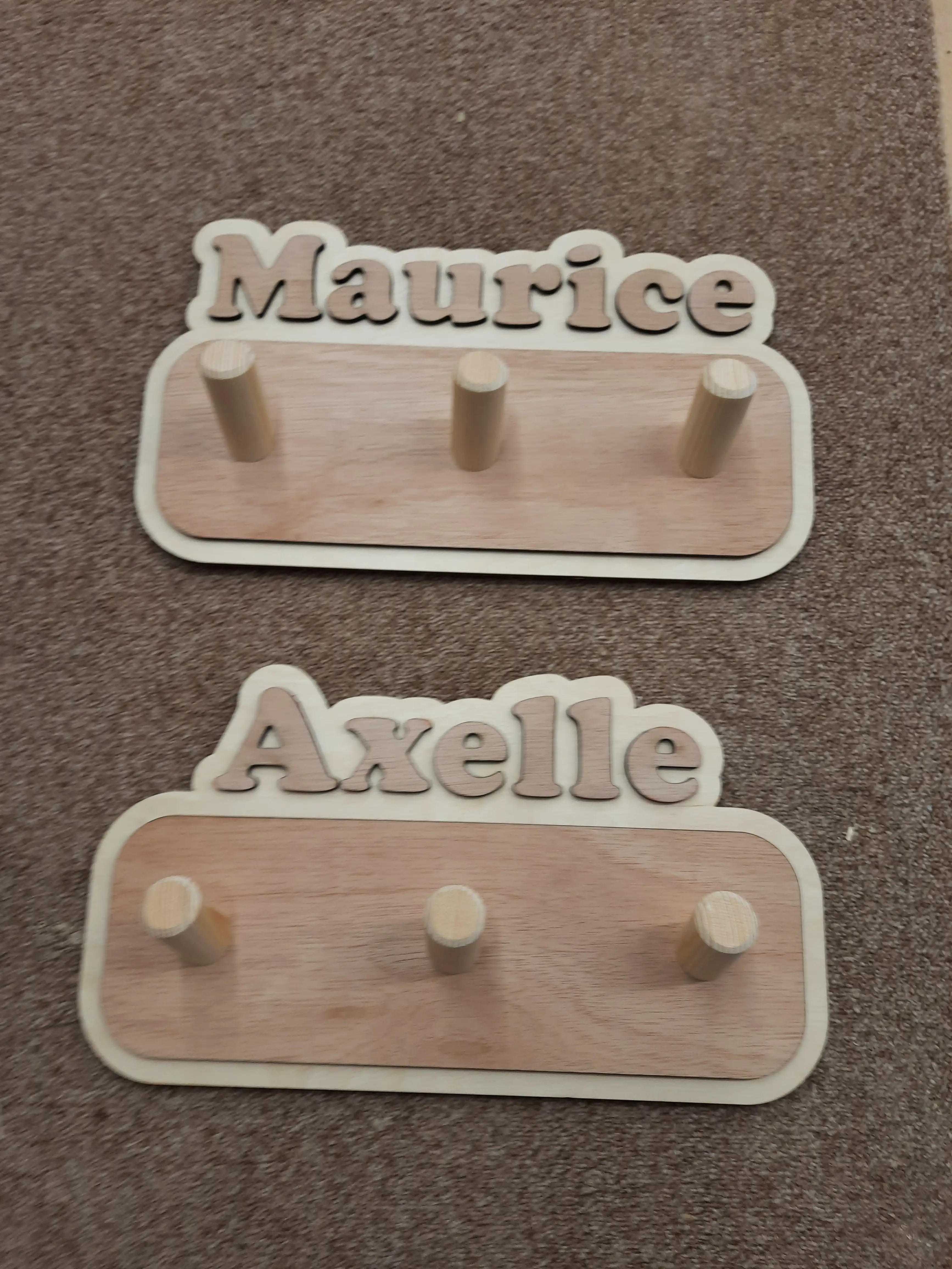 houten kapstokken met naam in verwerkt.