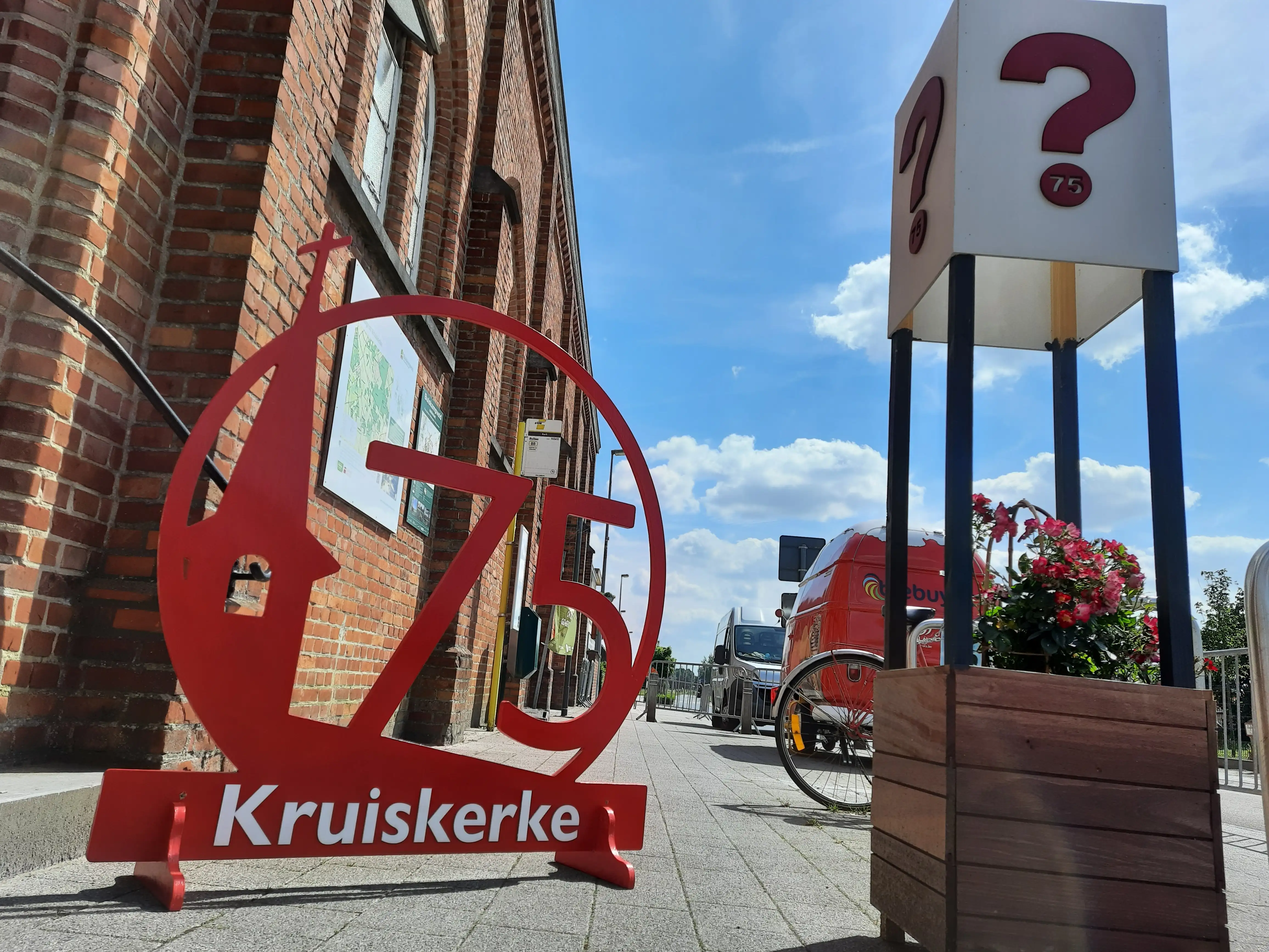 Logo "Kruiskerke 75" in 18mm multiplex en rood geschilderd.