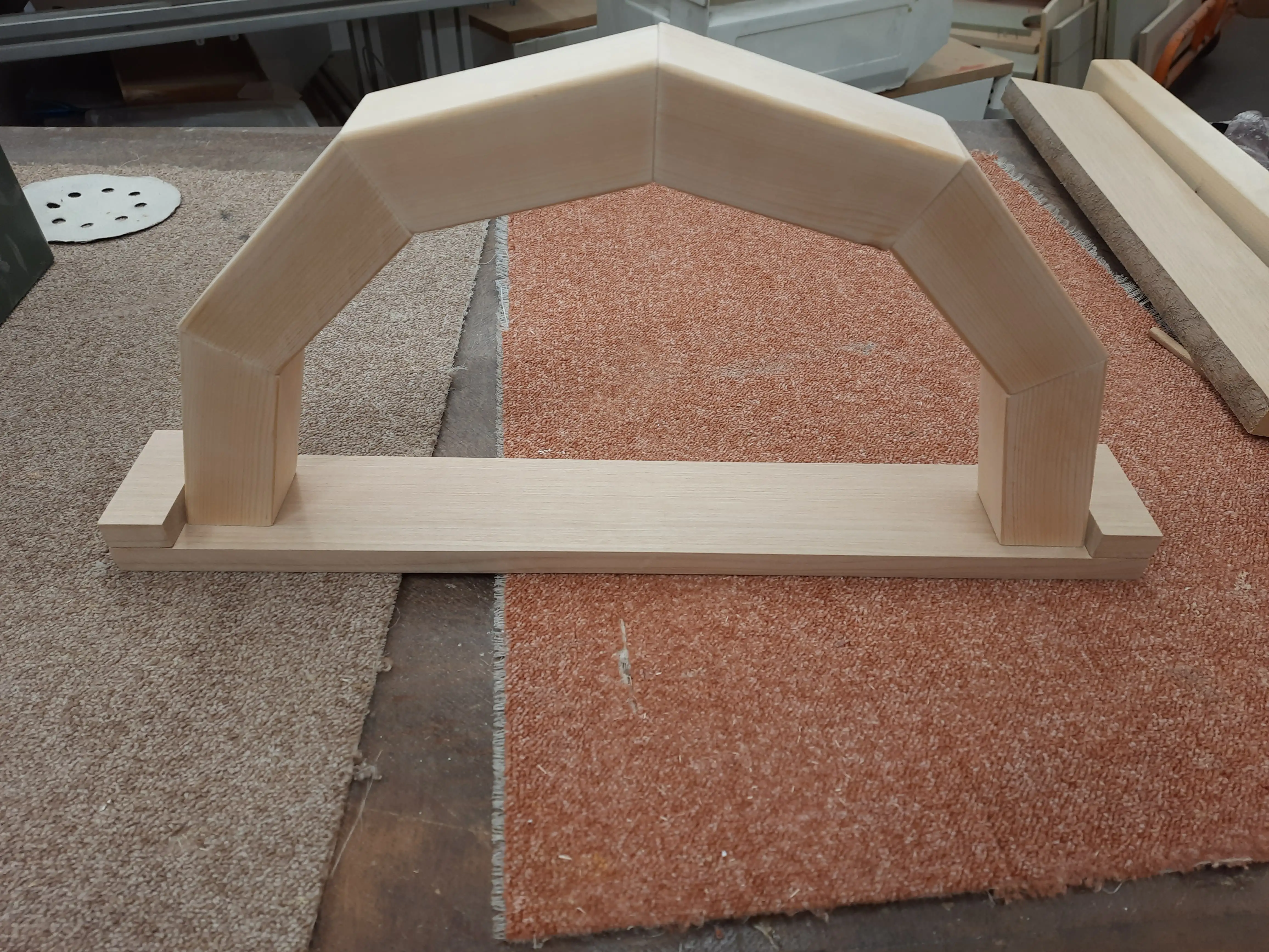 Coördinatie en samenwerking: een boogbrug uit houten blokken. Verbazingwekkend sterk!