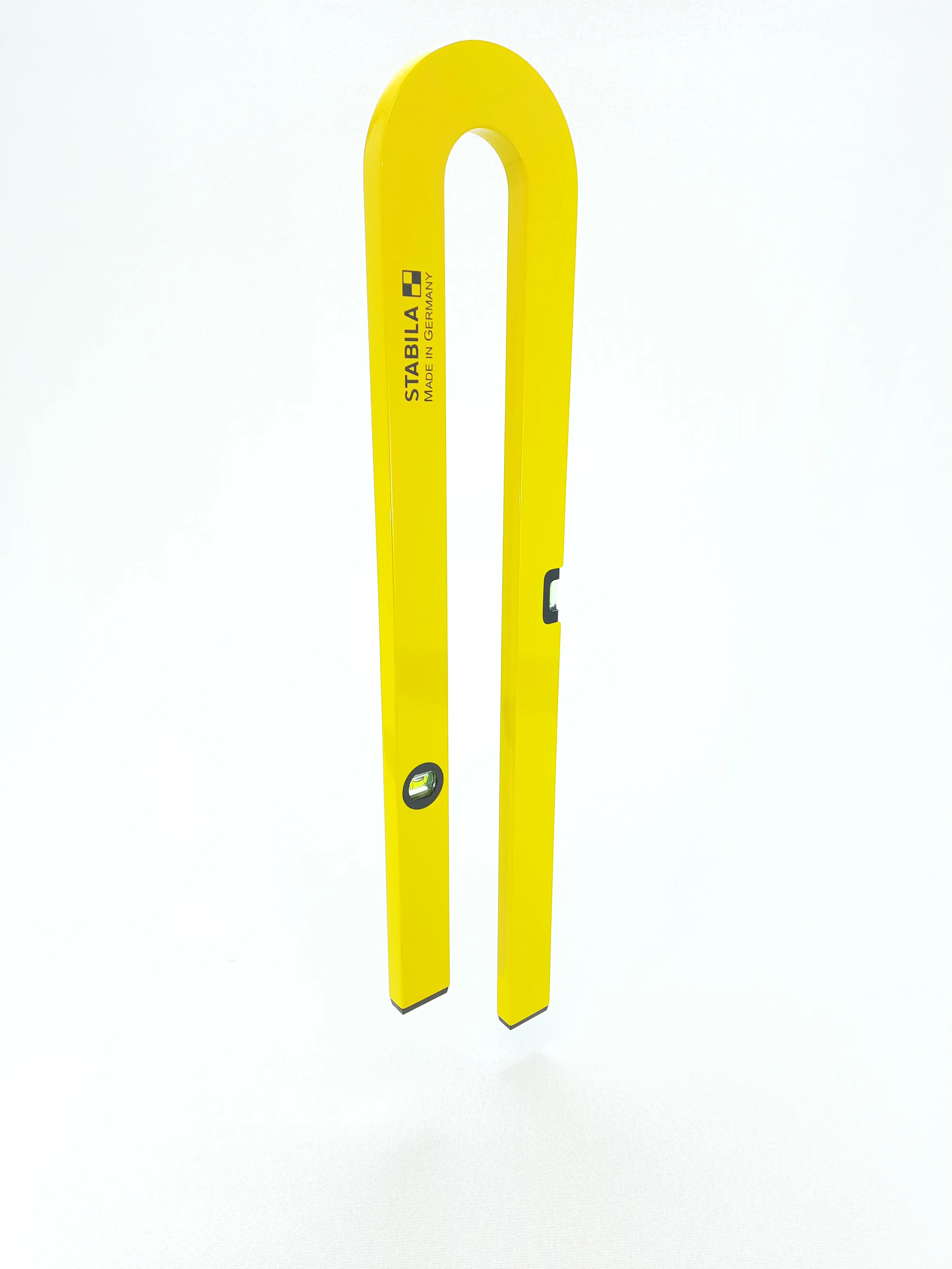 kunstobject: waterpas die slap hangt