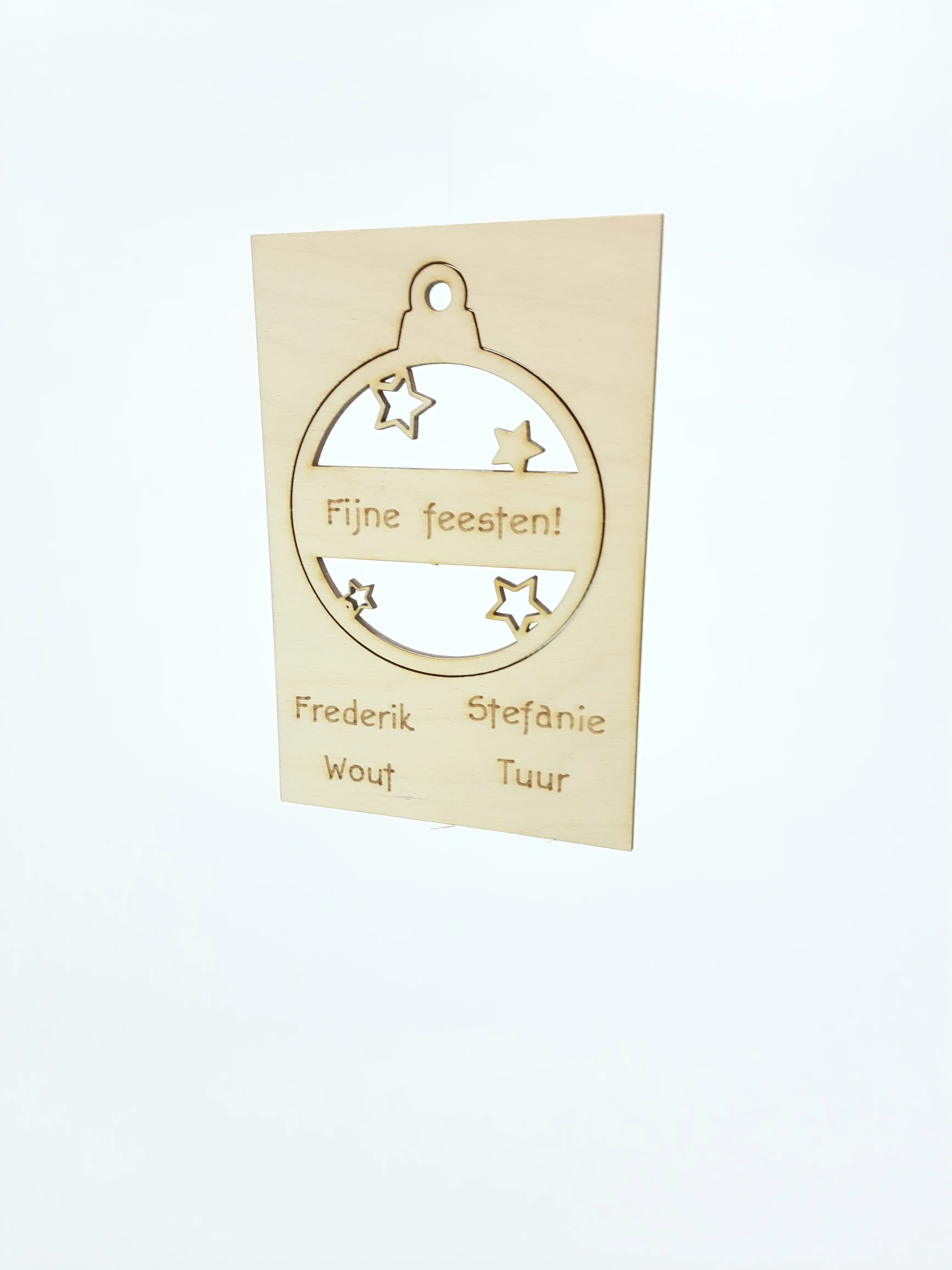 houten kerstkaartje met kerstbal die eruit gedrukt kan worden