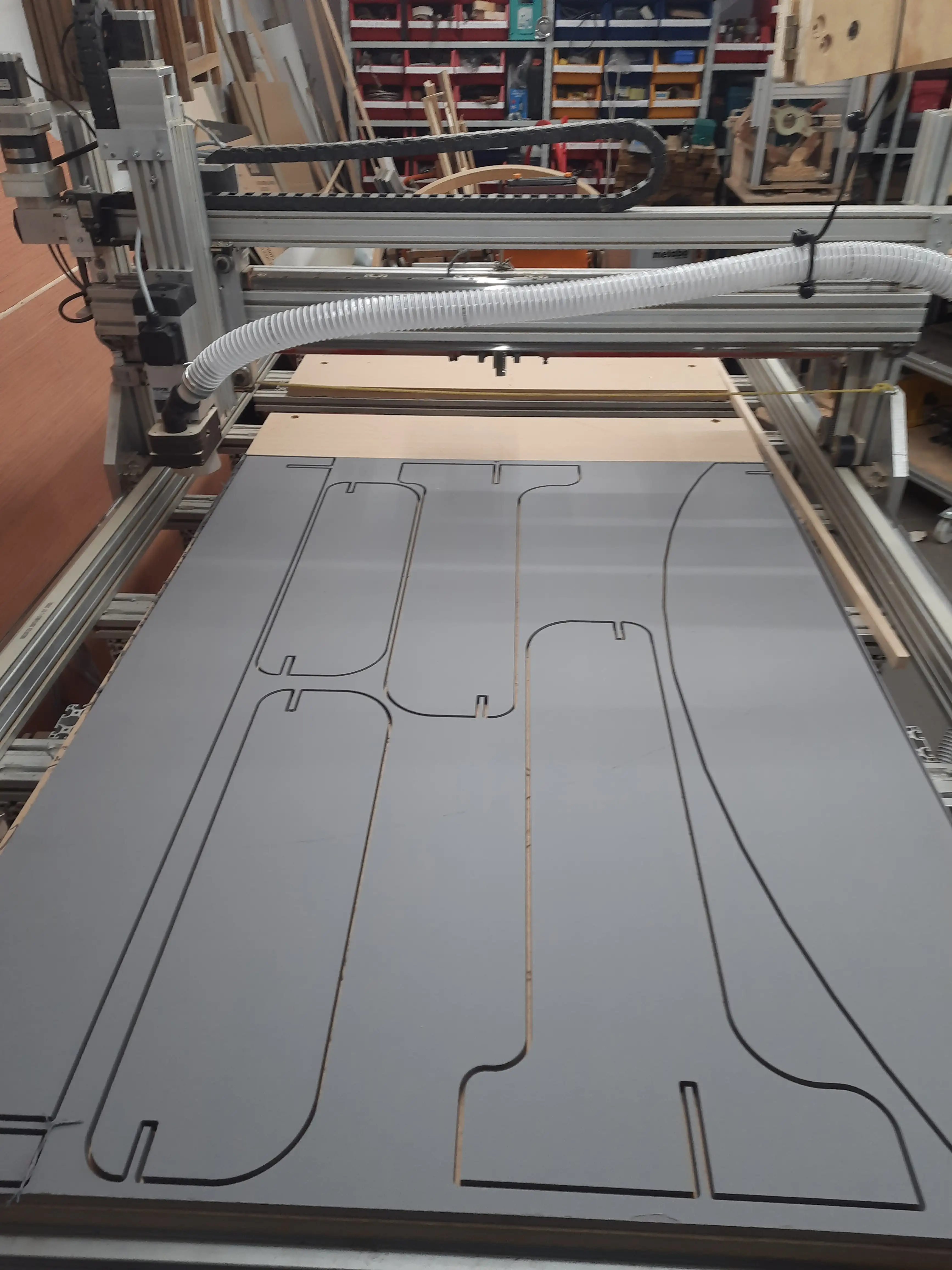 afbeelding met MDF-plaat op de freesmachine