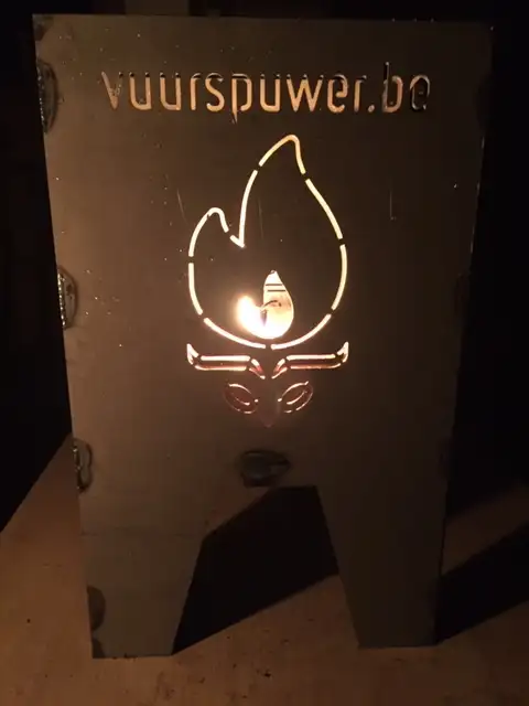 metalen vuurkorf, vierkant van vorm met logo uitgebrand zodat deze mooi uitkomt als er vuur in gemaakt wordt.