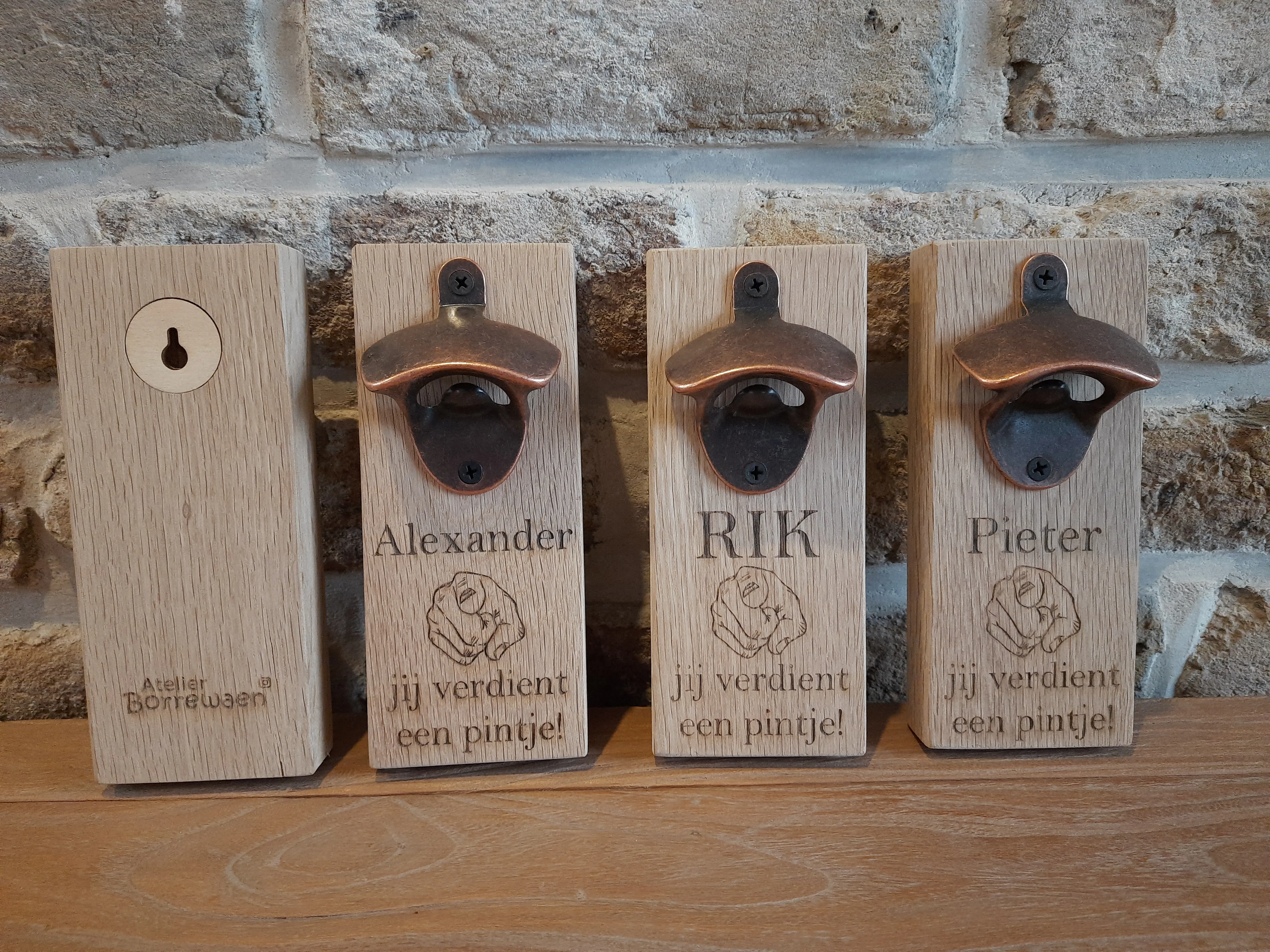 openers uit eikenhout, gegraveerd met naam