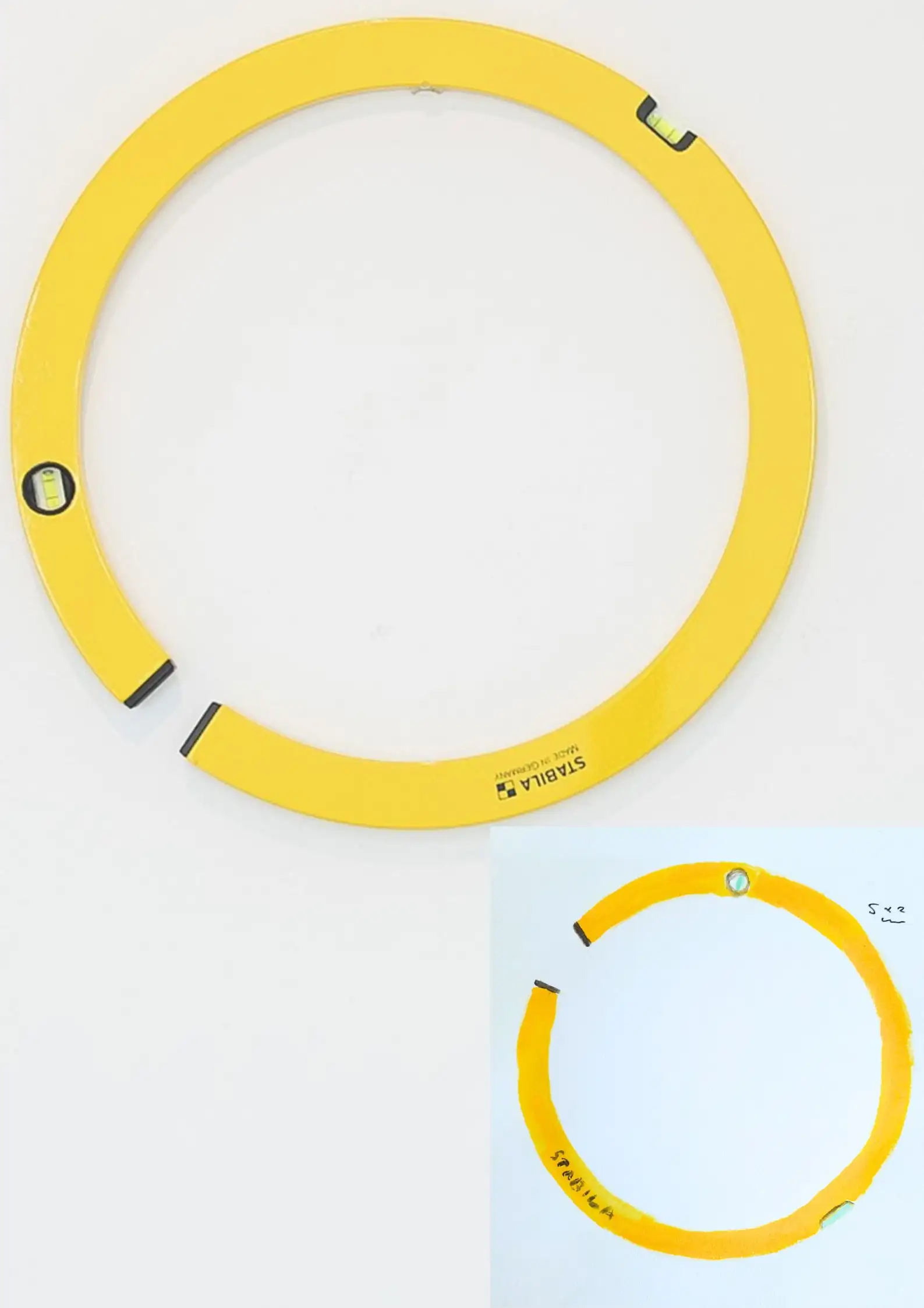 kunstobject: waterpas in cirkelvorm. enerzijds de eerste schets op papier en daarbij het afgewerkt object